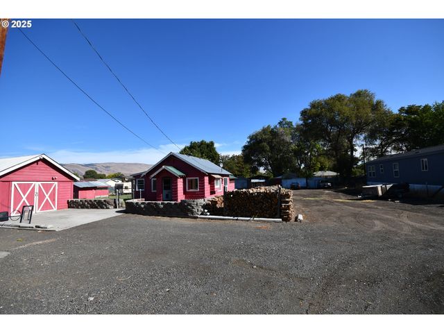 2829 W 9TH St, The Dalles, OR 97058