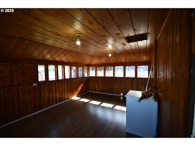 2829 W 9TH St, The Dalles, OR 97058