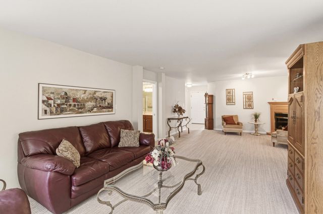 1096 Lakewood Court, Schererville, IN 46375