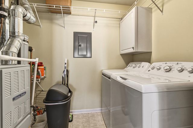 1096 Lakewood Court, Schererville, IN 46375
