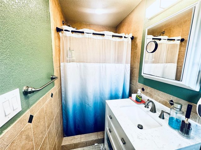 1029 Vine Drive, Angleton, TX 77515