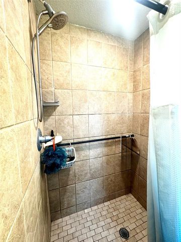 1029 Vine Drive, Angleton, TX 77515