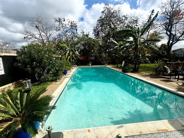 1029 Vine Drive, Angleton, TX 77515