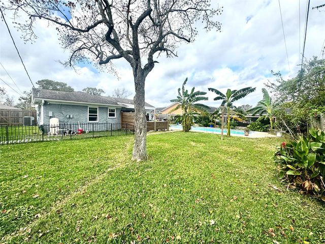 1029 Vine Drive, Angleton, TX 77515