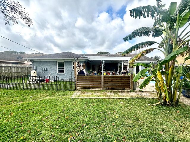 1029 Vine Drive, Angleton, TX 77515