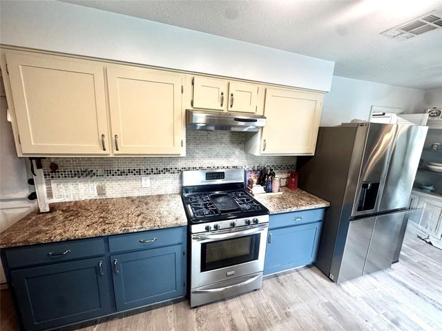 1029 Vine Drive, Angleton, TX 77515