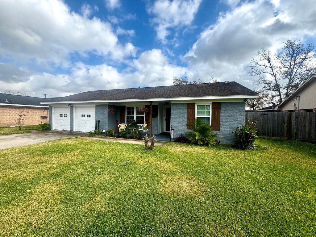 1029 Vine Drive, Angleton, TX 77515