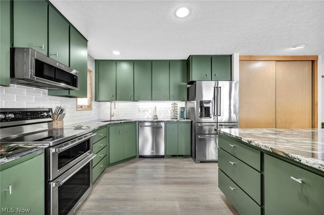 8672 Gatewood Drive, North Ridgeville, OH 44039
