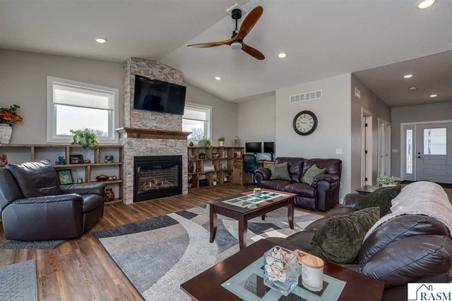 34 N Pointe Court, North Mankato, MN 56003