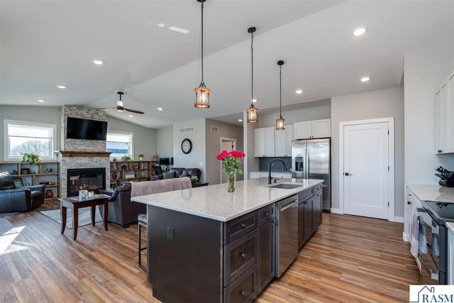 34 N Pointe Court, North Mankato, MN 56003