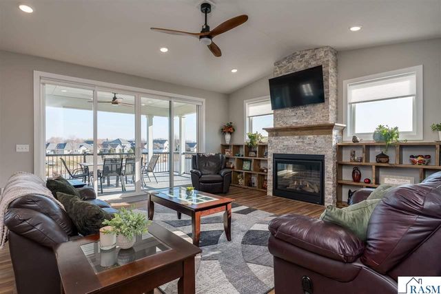 34 N Pointe Court, North Mankato, MN 56003