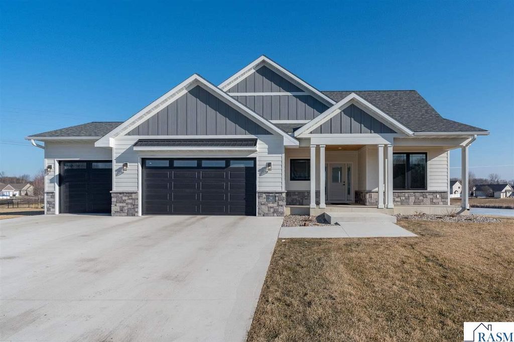 34 N Pointe Court, North Mankato, MN 56003