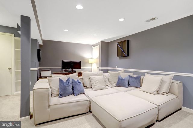 7418 GOLDEN HORSESHOE, Springfield, VA 22153