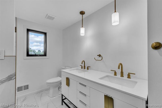 7244 Lahser Road, Bloomfield Hills, MI 48301