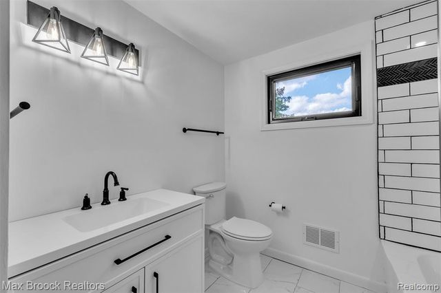 7244 Lahser Road, Bloomfield Hills, MI 48301