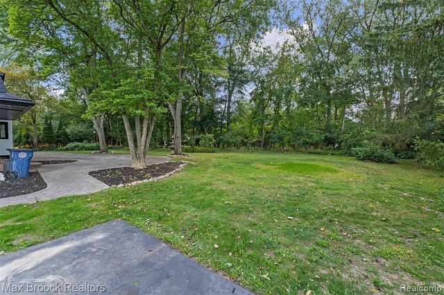 7244 Lahser Road, Bloomfield Hills, MI 48301