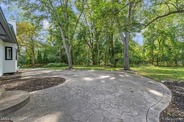 7244 Lahser Road, Bloomfield Hills, MI 48301
