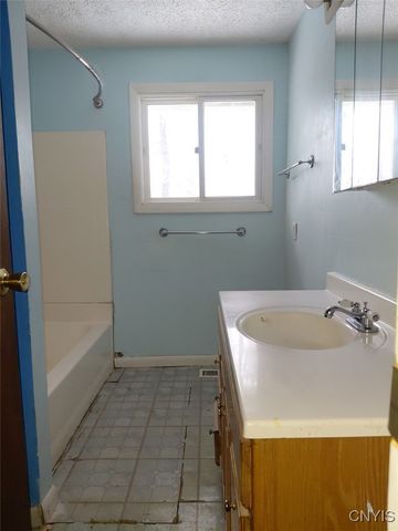 98 Ennis Avenue, Schroeppel, NY 13132