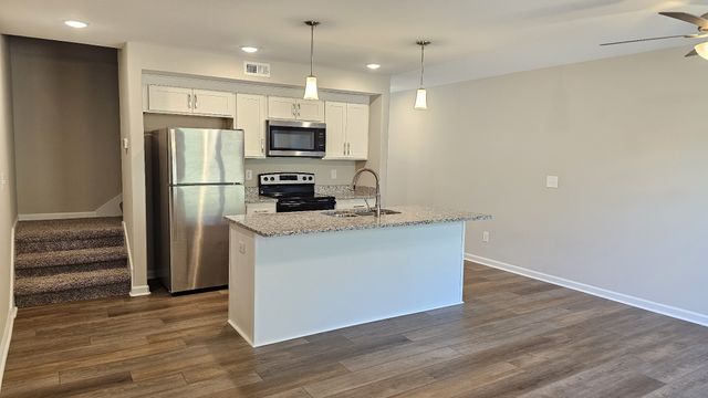 955 Center Rd Apt B, Clarksville, TN 37042
