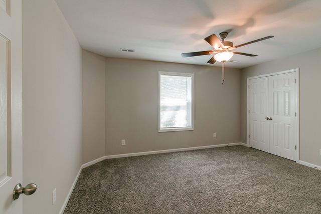 955 Center Rd Apt B, Clarksville, TN 37042