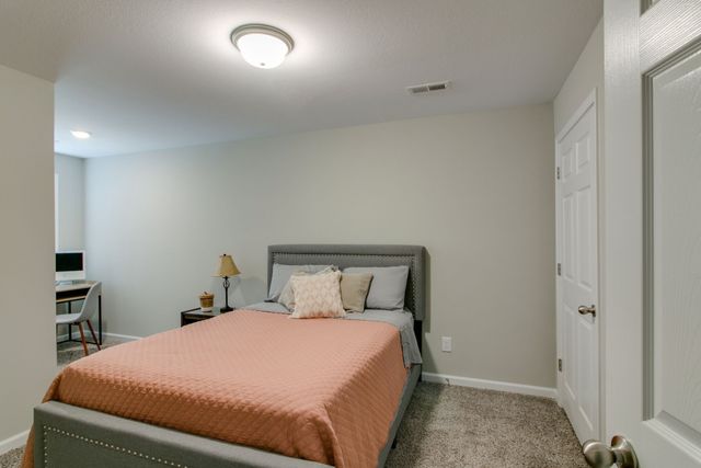 955 Center Rd Apt B, Clarksville, TN 37042