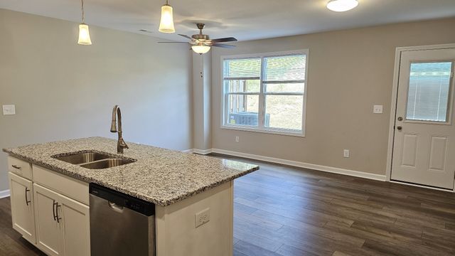 955 Center Rd Apt B, Clarksville, TN 37042