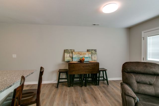 955 Center Rd Apt B, Clarksville, TN 37042