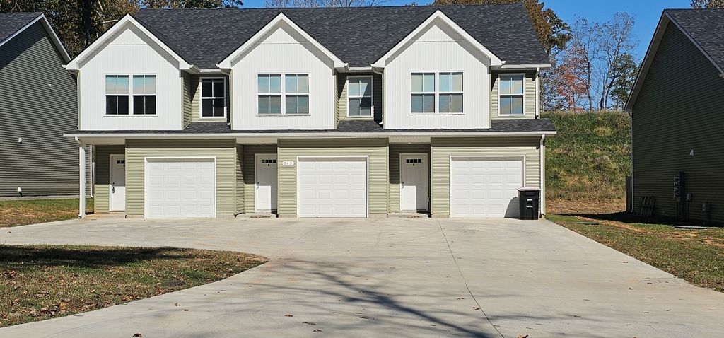 955 Center Rd Apt B, Clarksville, TN 37042