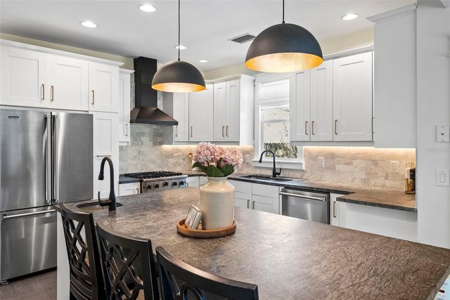 3009 W SAN JOSE STREET, Tampa, FL 33629