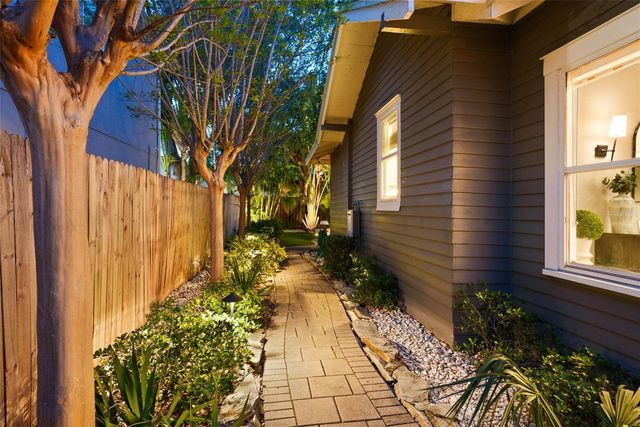 3009 W SAN JOSE STREET, Tampa, FL 33629