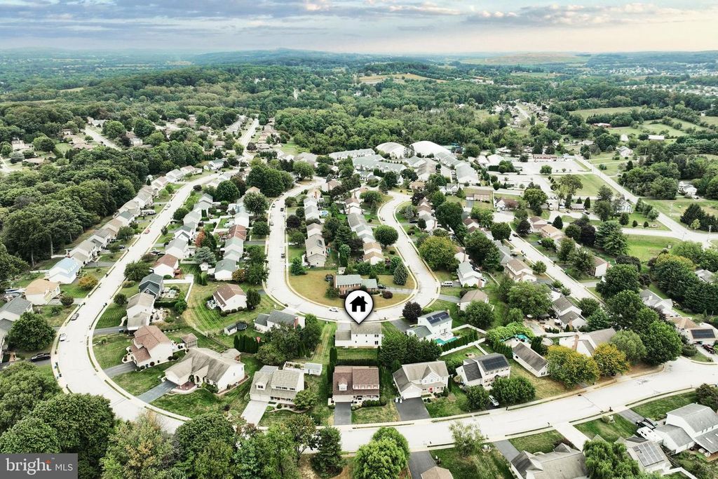 423 WHITE ROSE LN, York, PA 17402