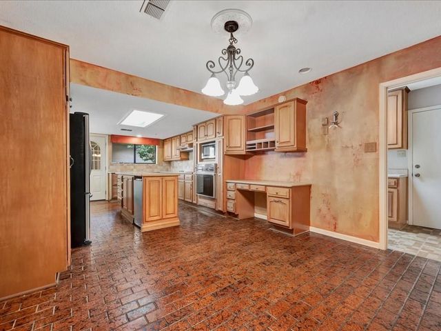 1006 Champions Drive, Lufkin, TX 75901