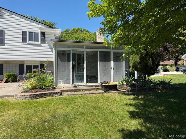 6366 Walker Drive, Troy, MI 48085