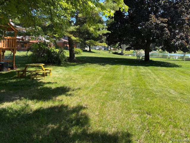 6366 Walker Drive, Troy, MI 48085