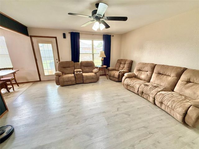 121 Bellgate Drive, Yukon, OK 73099