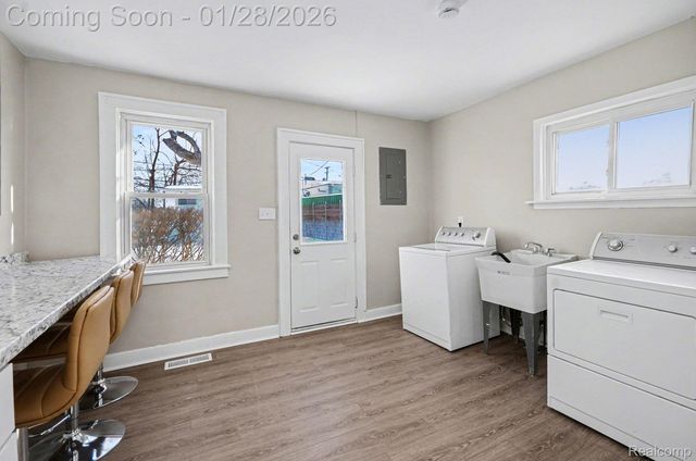 25034 Comfort, Center Line, MI 48015