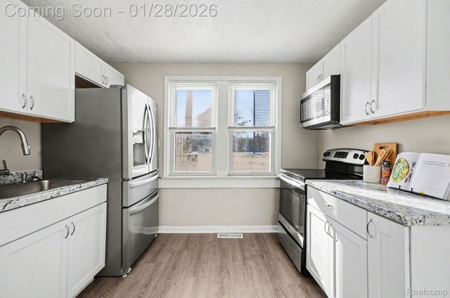 25034 Comfort, Center Line, MI 48015