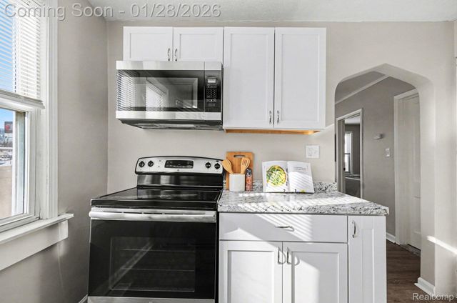 25034 Comfort, Center Line, MI 48015