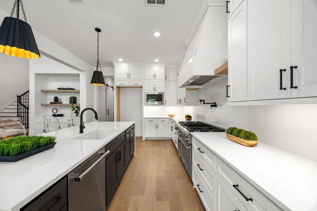 8033 Ridgeview Drive, Houston, TX 77055