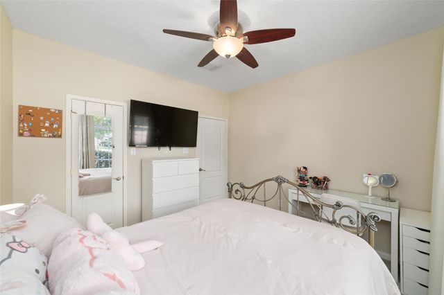 102 Barrington Pointe Court, League City, TX 77573