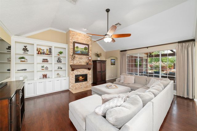 102 Barrington Pointe Court, League City, TX 77573