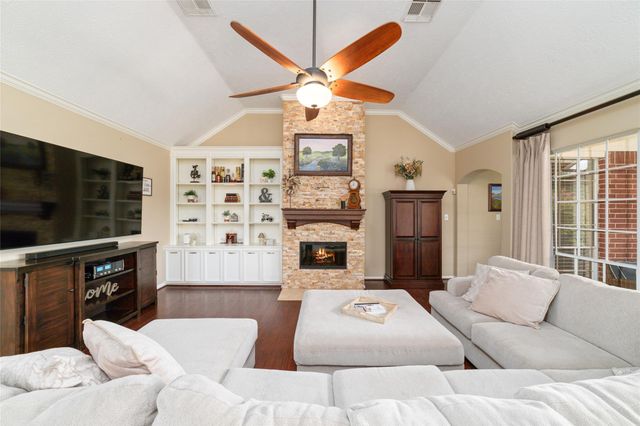 102 Barrington Pointe Court, League City, TX 77573