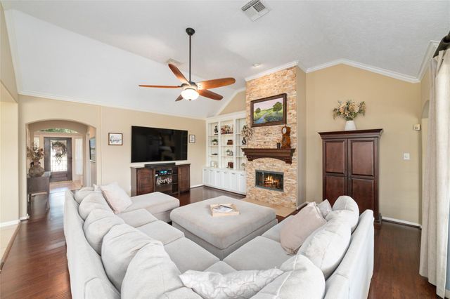 102 Barrington Pointe Court, League City, TX 77573