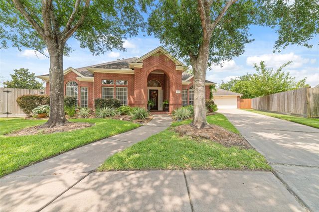 102 Barrington Pointe Court, League City, TX 77573