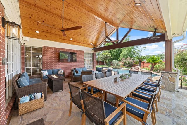 102 Barrington Pointe Court, League City, TX 77573