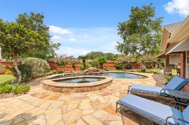 102 Barrington Pointe Court, League City, TX 77573
