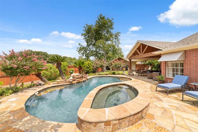 102 Barrington Pointe Court, League City, TX 77573