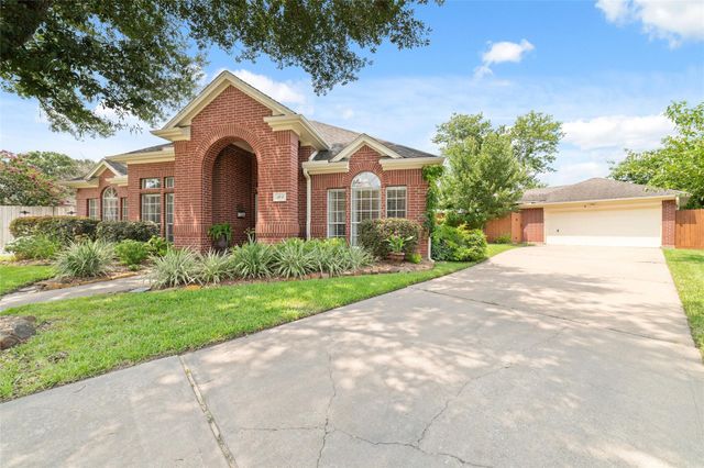 102 Barrington Pointe Court, League City, TX 77573