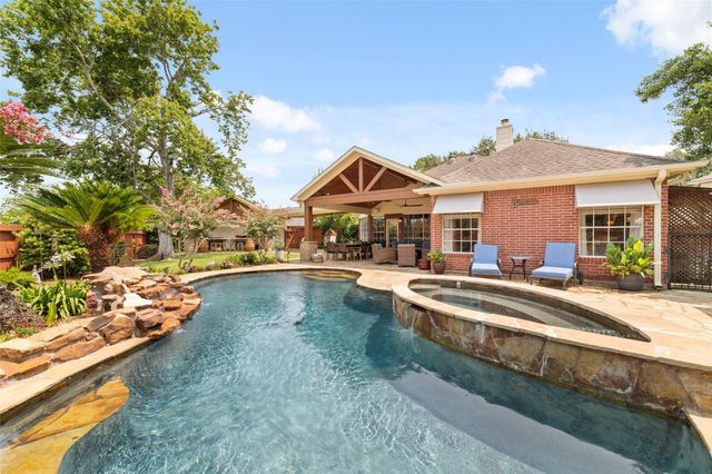 102 Barrington Pointe Court, League City, TX 77573