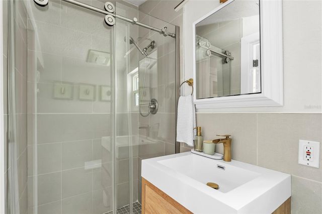 735 40TH AVENUE N, St Petersburg, FL 33703
